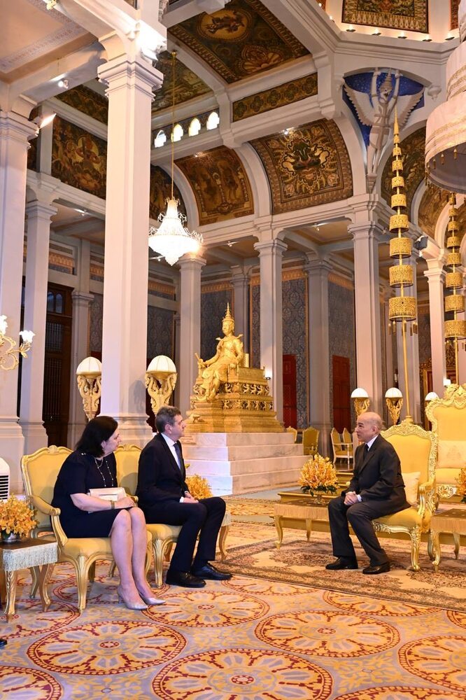 Българският посланик Павлин Тодоров връчи акредитивните си писма на краля на Камбоджа