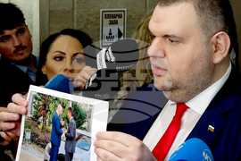 Народно събрание - Делян Пеевски показва снимка на Кирил Петков и Антон Славчев