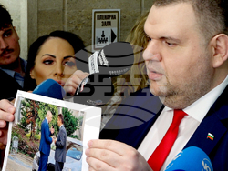 Народно събрание - Делян Пеевски показва снимка на Кирил Петков и Антон Славчев