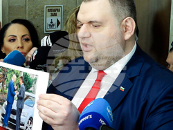 Народно събрание - Делян Пеевски показва снимка на Кирил Петков и Антон Славчев
