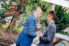 Народно събрание - Делян Пеевски показва снимка на Кирил Петков и Антон Славчев