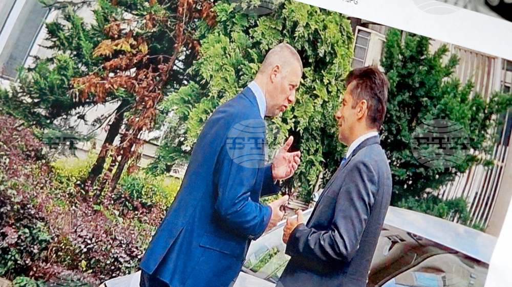 Народно събрание - Делян Пеевски показва снимка на Кирил Петков и Антон Славчев