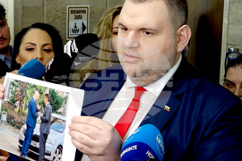 Народно събрание - Делян Пеевски показва снимка на Кирил Петков и Антон Славчев