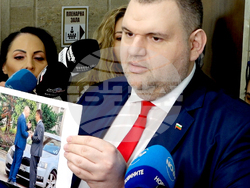 Народно събрание - Делян Пеевски показва снимка на Кирил Петков и Антон Славчев