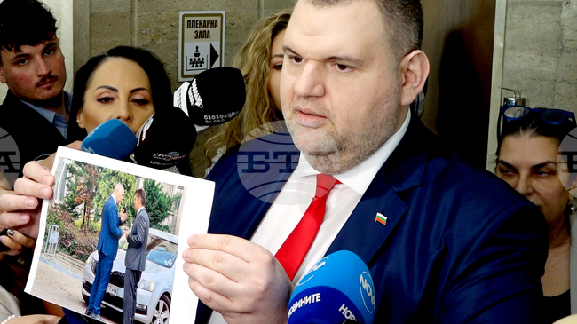 Народно събрание - Делян Пеевски показва снимка на Кирил Петков и Антон Славчев