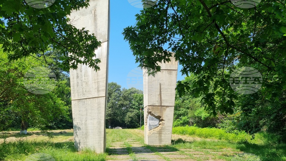 В поповското село Светлен обновяват местните паметници със средства от дарители, за да съхранят за поколенията историята на родния край
