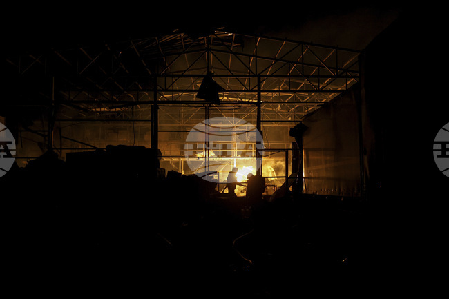 Пожар избухна във фабрика в Косово