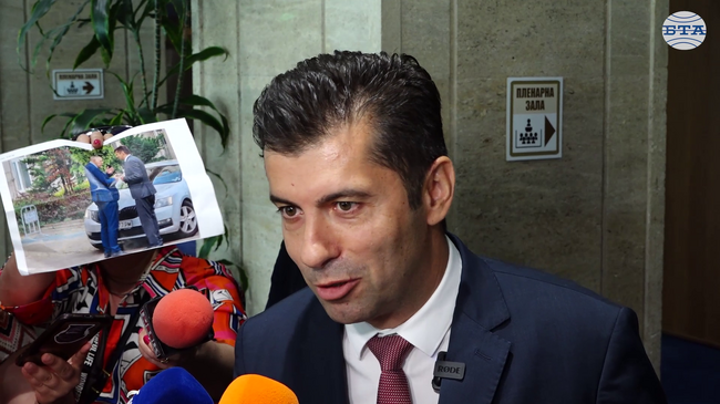 Бях спрян от Антон Славчев на тротоара, каза Кирил Петков за показаната снимка от Делян Пеевски