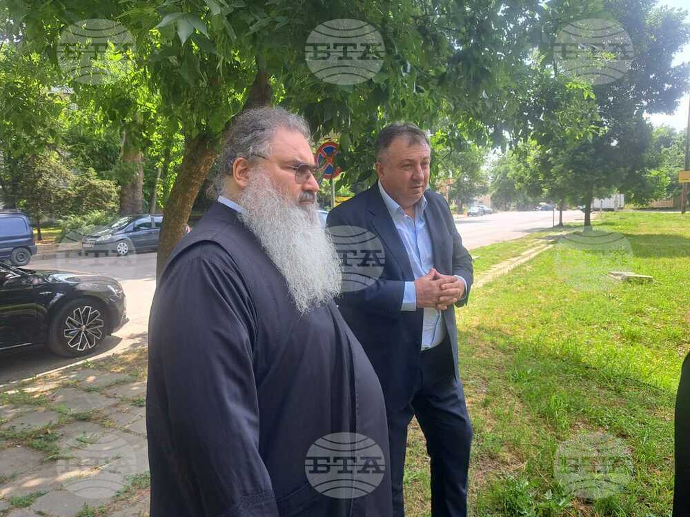 Кметът на община Шумен и Варненският и Великопреславски митрополит Йоан избраха терен за нова църква в Добруджанския квартал