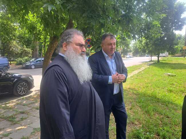 Кметът и митрополит Йоан избраха терена за новата църква в Добруджанския квартал