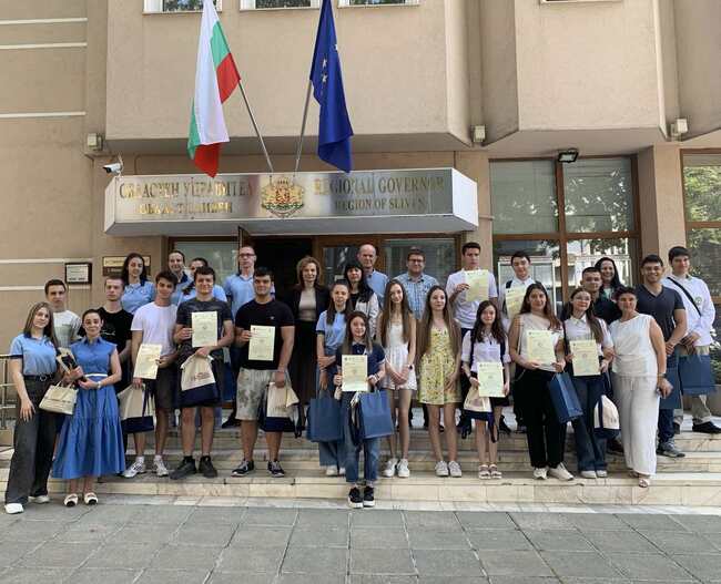 Ученици от четири училища в област Сливен бяха наградени за участие в състезания по статистика 