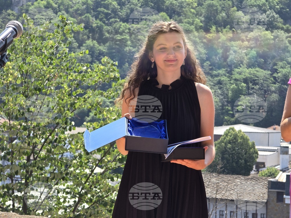 Пет възпитанички на Езиковата гимназия в Ловеч са с по две пълни отлични оценки на матурите
