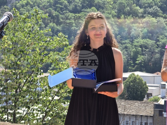 Пет възпитанички на Езиковата гимназия в Ловеч са с по две пълни отлични оценки на матурите