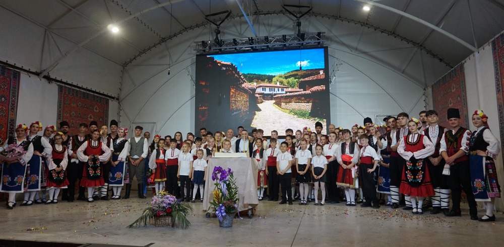 С богата програма ансамбъл „Българче“ от Винга в Румъния отбеляза своята 25-а годишнина