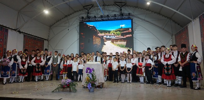 С богата програма ансамбъл „Българче“ от Винга в Румъния отбеляза своята 25-а годишнина