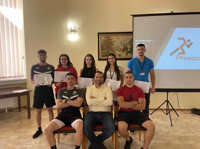 Кинезитерапевти от различни краища на страната придобиха практически умения в курс по „Суха игла“ в Разград