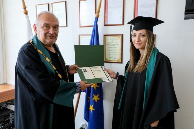 Варненски свободен университет „Черноризец Храбър“: Световната шампионка по кикбокс Полина Галинова