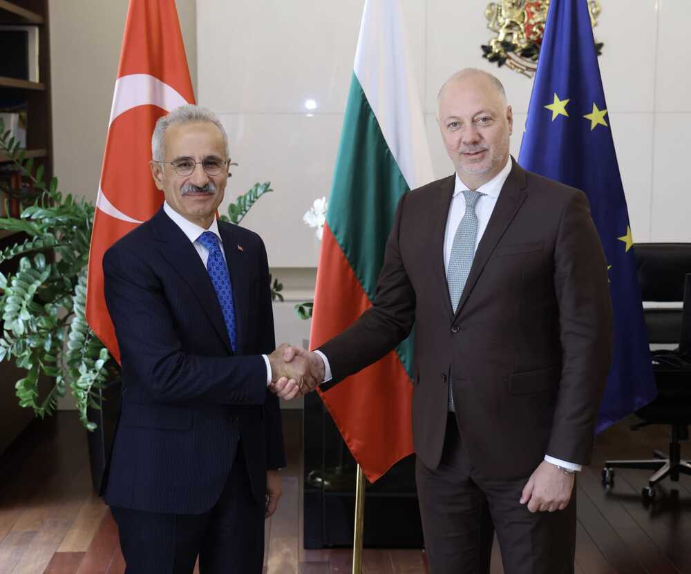 МС: Премиерът Желязков и турският министър на транспорта Уралоглу обсъдиха транспортните връзки между двете страни