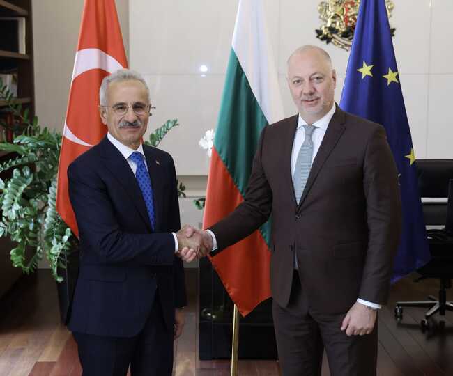 МС: Премиерът Желязков и турският министър на транспорта Уралоглу обсъдиха транспортните връзки между двете страни