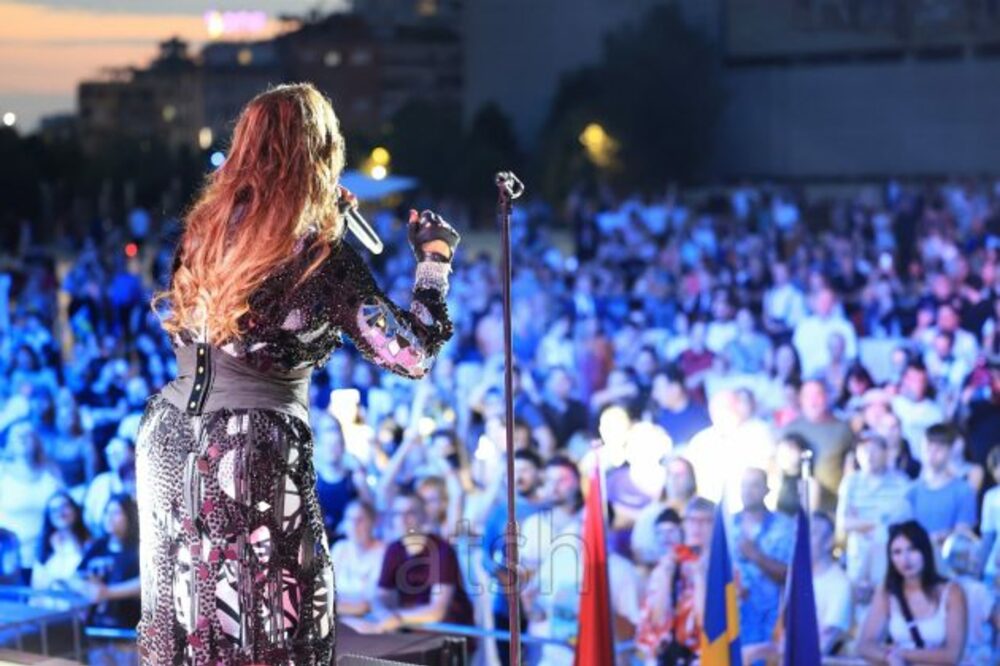 АТА: Джени Бергрен от легендарната поп група „Ейс ъф Бейс“ наелектризира публиката в Тирана