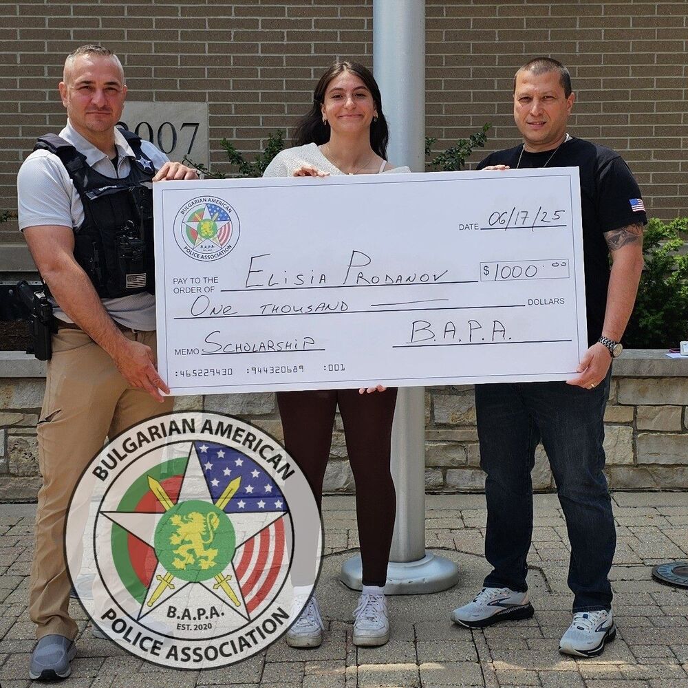 Българо-американската полицейска асоциация връчи стипендия от 1000 долара на студентката от български произход Елисия Проданов
