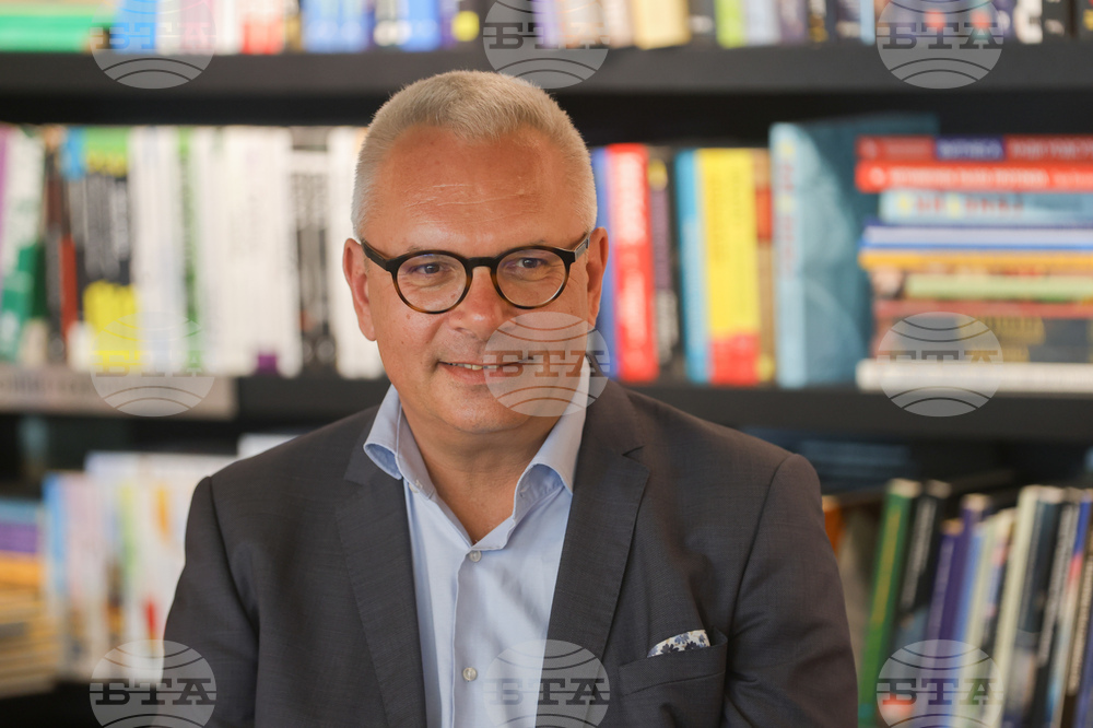 Нов български университет - проф. Момчил Методиев - книга - представяне