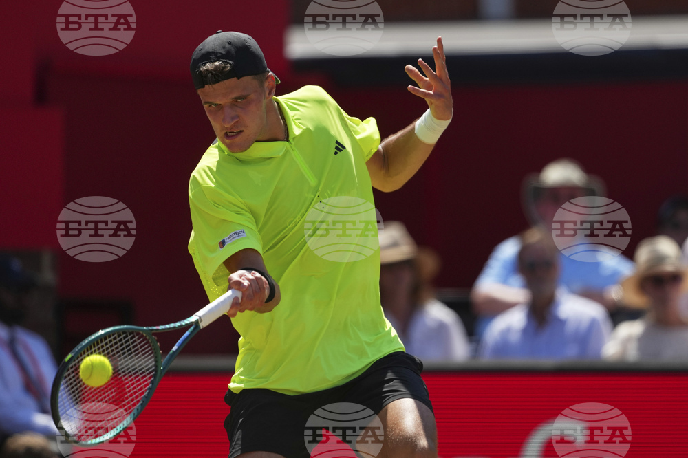 19-годишният Якуб Меншик се класира за четвъртфиналите на турнира по тенис в Ийстбърн, Томи Пол отпадна