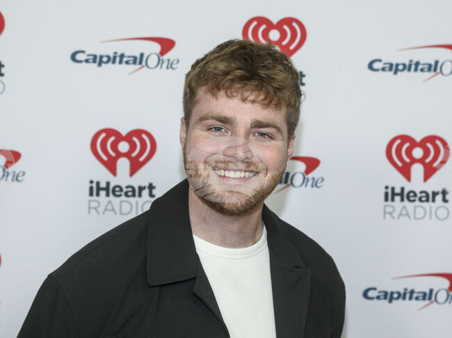 Алекс Уорън оглавява класацията на "Билборд" за сингли за осма седмица