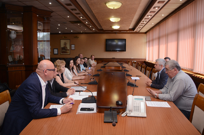 Община Варна и синдикатите се споразумяха за 200 лв. увеличение на заплатите на служителите в градския транспорт за вторите 6 месеца на 2025 г.