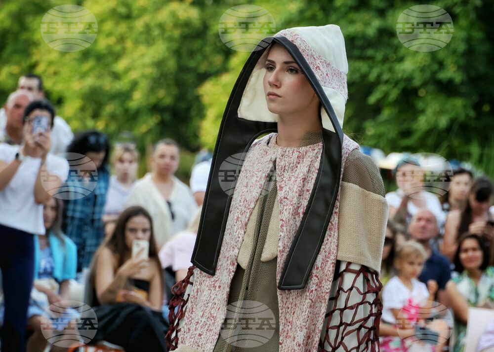 Бургас - Национална художествена академия - студенти - модно ревю