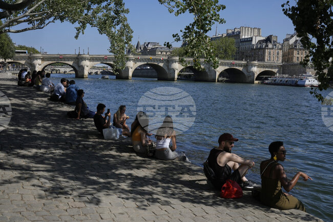 Четири тела бяха извадени от река Сена край Париж