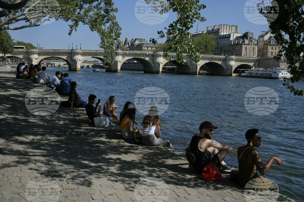 APTOPIX France Daily Life