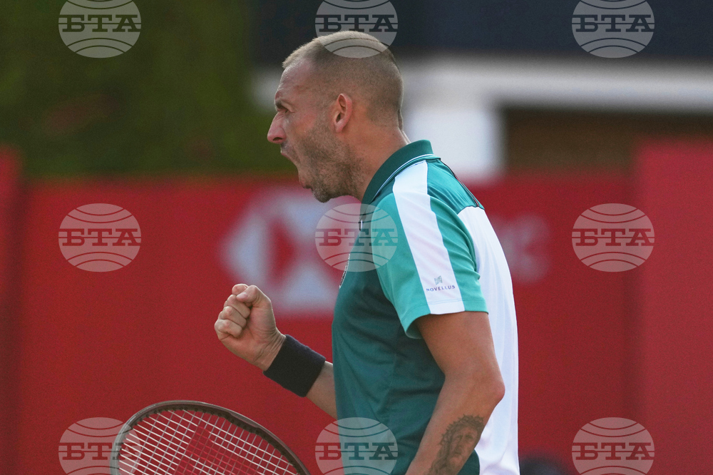 Шампионът през 2023 година Дан Еванс започна с трудна победа на турнира по тенис във Вашингтон