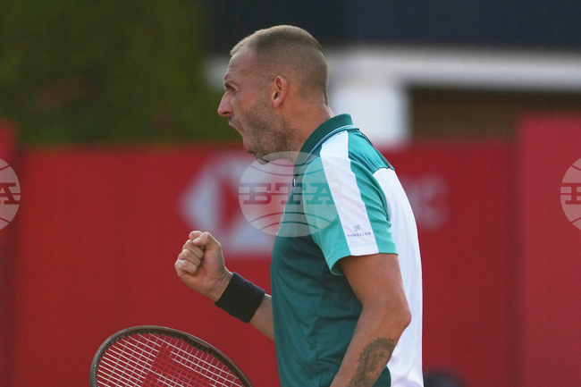 Шампионът през 2023 година Дан Еванс започна с трудна победа на турнира по тенис във Вашингтон