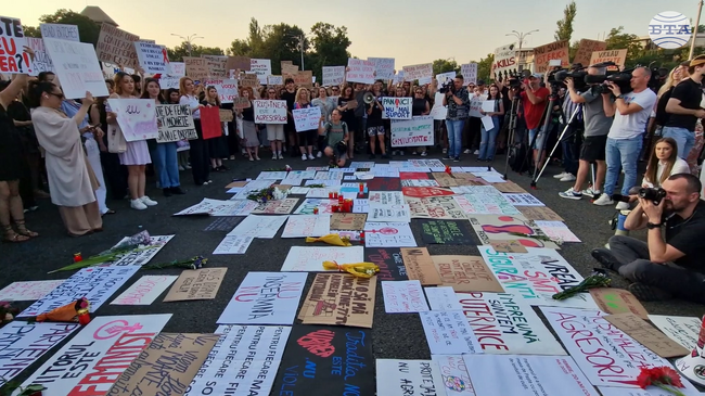 Стотици хора протестираха в Букурещ след поредното убийство на бременна жена от бившия ѝ партньор в Румъния