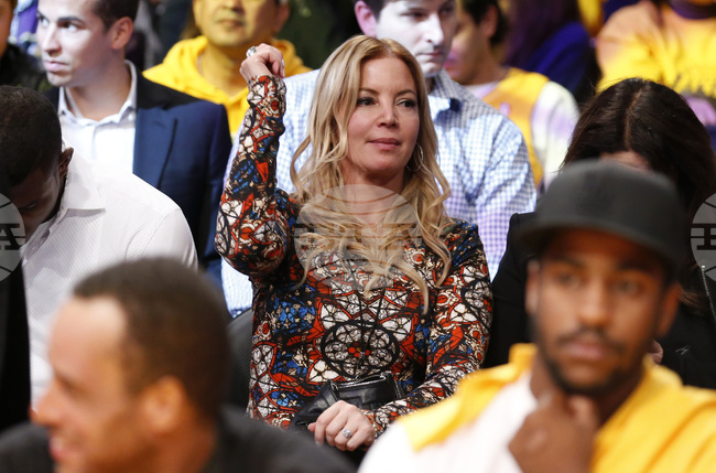 Лос Анджелис Лейкърс потвърди продажбата на мажоритарен дял на Марк Уолтър