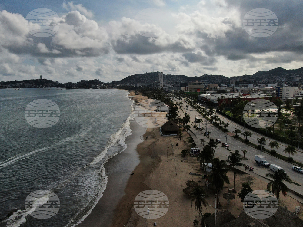 Ураганът „Ерик“ достига сушата в Мексико с ветрове със скорост до 205 км/ч