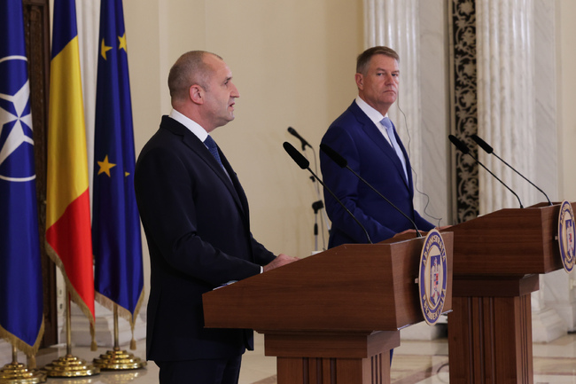 Президентите Румен Радев и Клаус Йоханис призоваха за ускорено преодоляване на изоставането в свързаността между България и Румъния