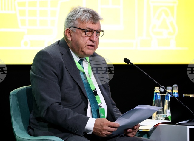 Зеленият преход не означава отказ от индустрии, а тяхното устойчиво развитие, каза министър Манол Генов