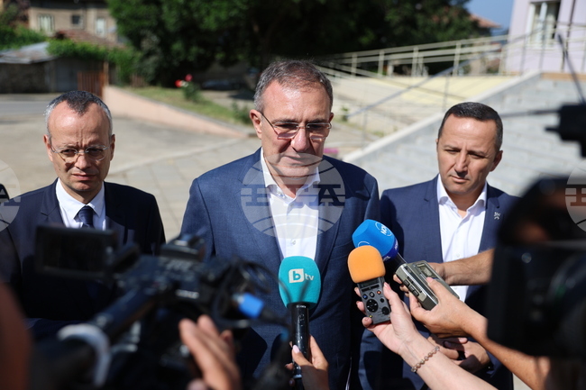 Проверките на домовете за възрастни хора продължават, но трябват и други действия, каза министър Борислав Гуцанов