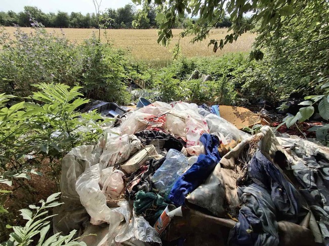 Инспектори от Община Шумен глобяват извършителите на замърсяване, създали нерегламентирано сметище в местността Под манастира