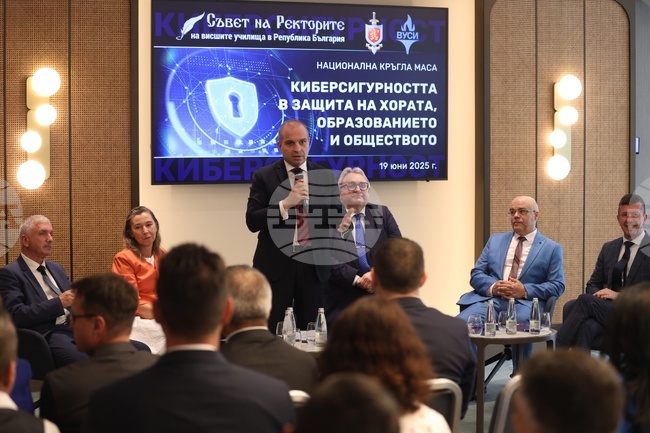 Надявам се, че университетите ще създават повече специалисти по киберсигурост, а потребителите ще се чувстват по-сигурни, каза Гроздан Караджов