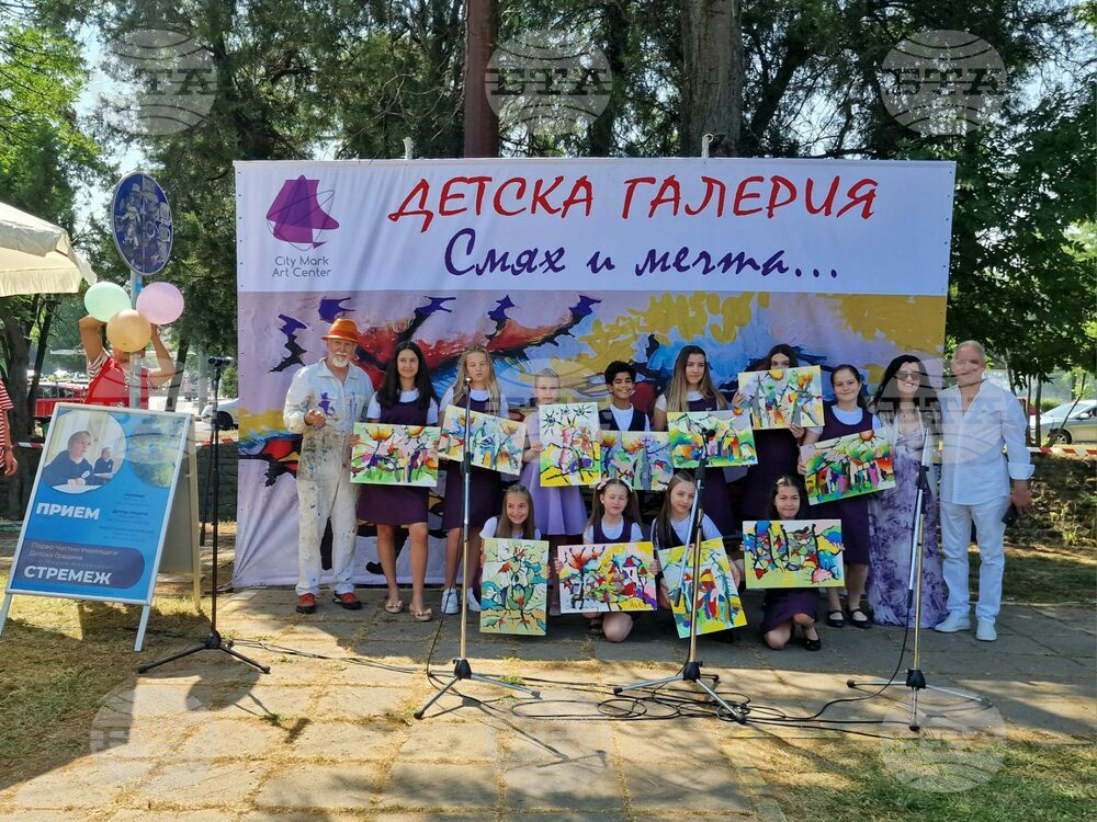 Искам да покажем, че децата трябва да имат своя галерия, каза за БТА художникът Иван Яхнаджиев