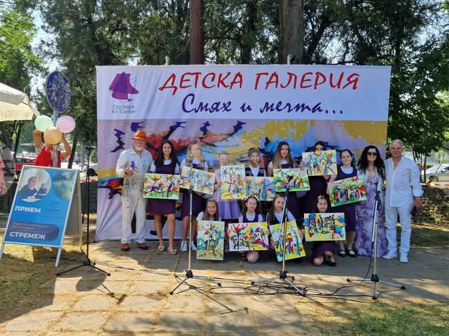 Искам да покажем, че децата трябва да имат своя галерия, каза за БТА художникът Иван Яхнаджиев 