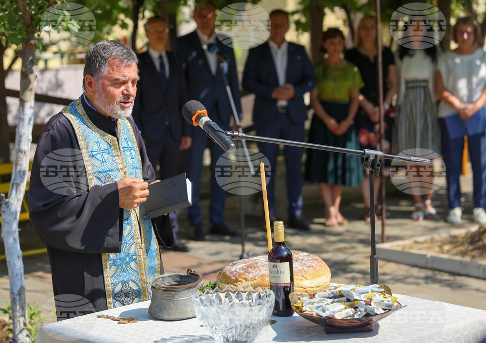 С водосвет за здраве и засаждане на дървета бе дадено началото на ремонт в Дома за стари хора „Света Петка" в Благоевград