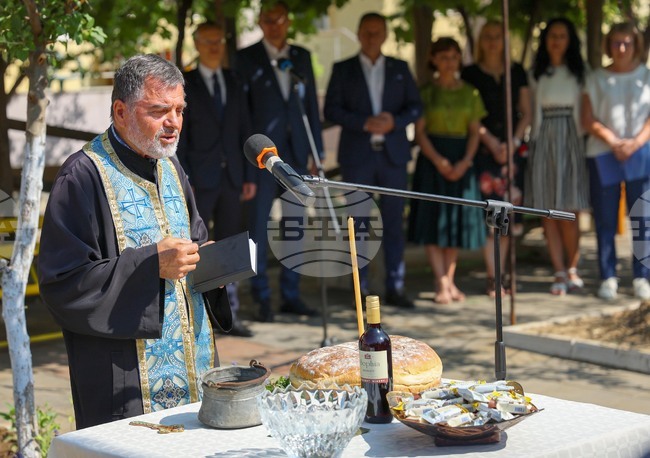 С водосвет за здраве и засаждане на дървета бе дадено началото на ремонт в Дома за стари хора „Света Петка" в Благоевград