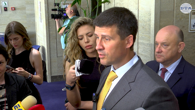 "Възраждане" или играят с ГЕРБ, или са тотално некомпетентни, след като не подписват вота на недоверие на тема екология, смята Ивелин Михайлов