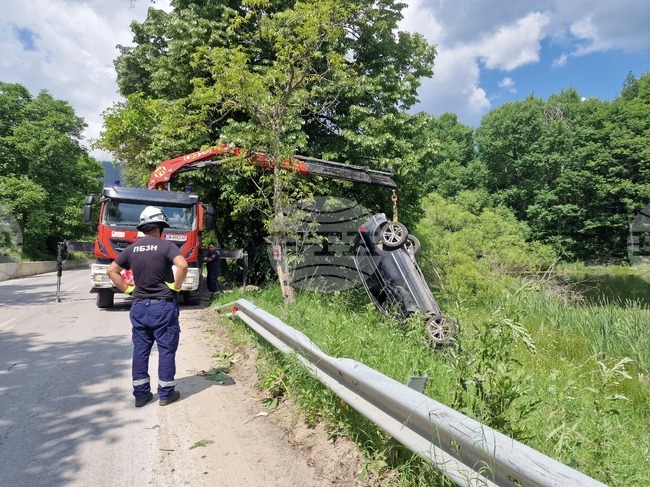Лек автомобил се обърна по таван и падна на брега на смолянското езеро Силажа