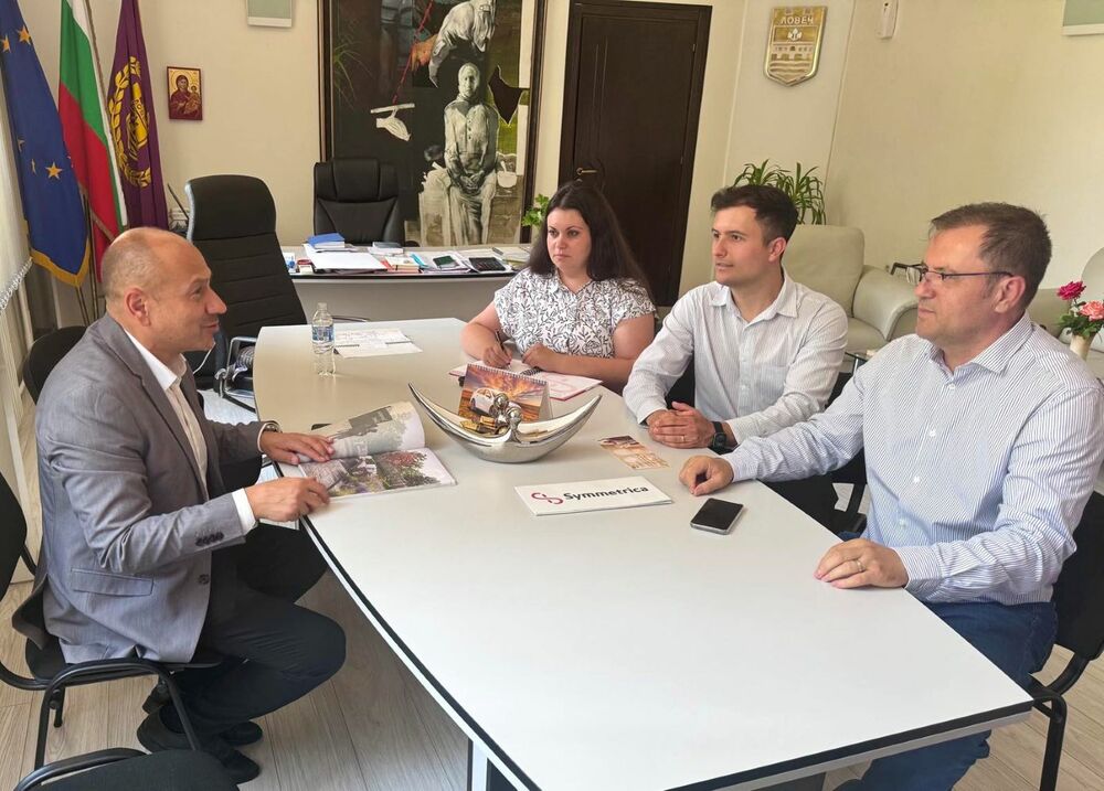 Работна среща между кмета на Ловеч Страцимир Петков и румънската компания „Symmetrica“