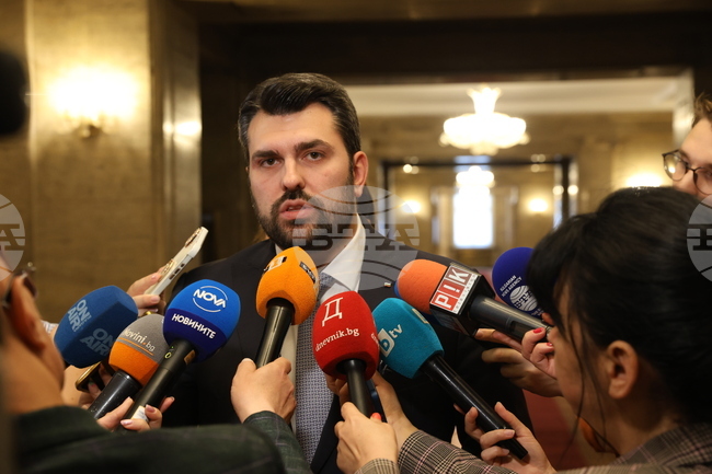 България е евакуирала от Иран 17 души дипломатически състав и техните семейства, както и още двама българи, съобщи министър Георг Георгиев